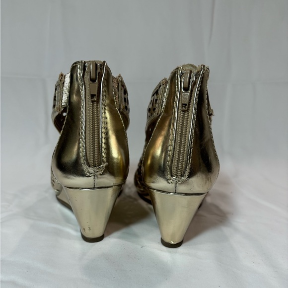 Metallic gold ladies sandals - Picture 3 of 4